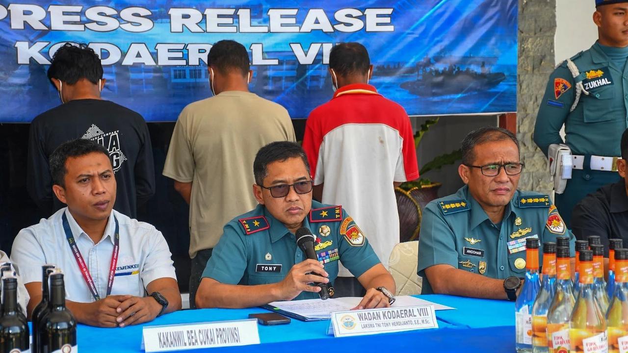 FOTO: Penyelundupan Sianida dan Miras Ilegal Senilai Setengah Miliar Lebih Digagalkan di Perairan Manado