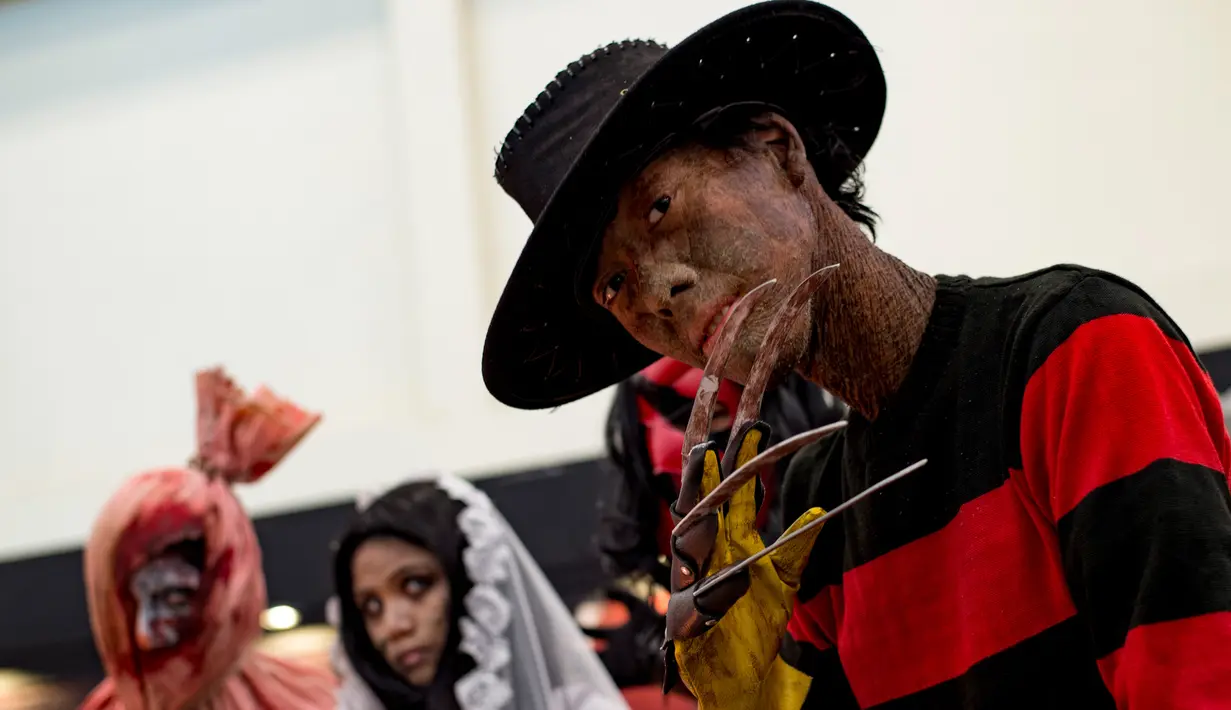 Pengunjung mengenakan kostum Freddy Krueger dan kostum hantu di Festival Pop Culture Popcon Asia 2018 di BSD, Tangerang Selatan, Sabtu (22/9). (AFP PHOTO / BAY ISMOYO)