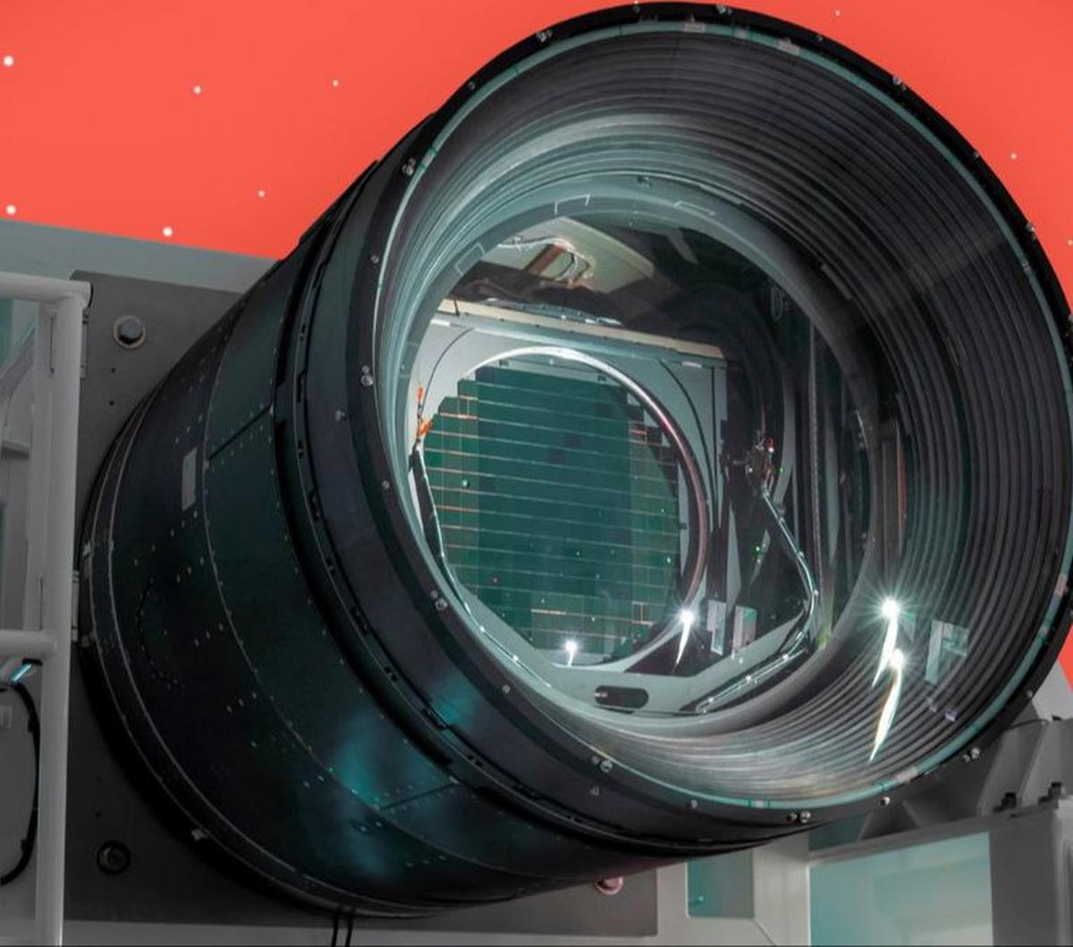 Kamera LSST ini memiliki resolusi 3.200 megapiksel, seukuran mobil kompak, dan beratnya mencapai 3 metrik ton, setengah dari berat gajah semak Afrika.&nbsp;<br>