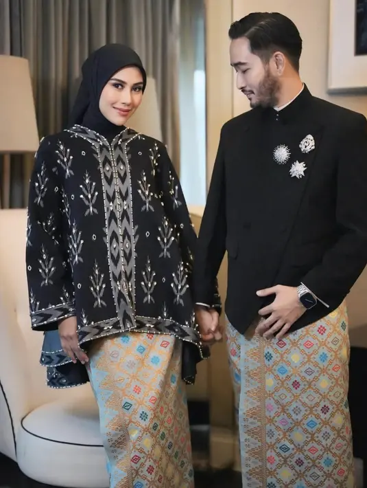 Kali ini Syahnaz kenakan kebaya dengan siluet longgar yang mampu hadirkan tampilan anggun sekaligus nyaman. [Foto: Instagram/ Syahnaz Sadiqah]