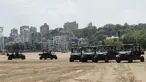 Personel polisi duduk di kendaraan segala medan (ATV) yang digunakan untuk berpatroli di pantai selama peluncurannya di Mumbai, India, Senin (7/6/2021). ATV tersebut akan digunakan untuk berpatroli di pantai-pantai di Mumbai. (Sujit Jaiswal / AFP)