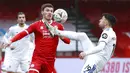 Pemain Leeds United, Pablo Hernandez, mengontrol bola saat melawan Crawley Town pada laga Piala FA di Stadion Broadfield, Minggu (10/1/2021). Leeds United takluk dengan skor 3-0. (AP Photo/Ian Walton)