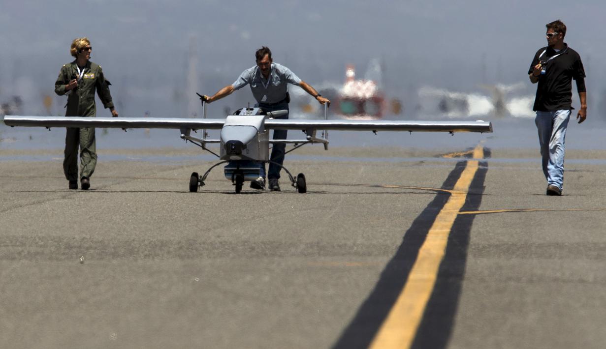 Drone Tigershark buatan Navmar Applied Sciences Corp usai mendarat di landasan pacu pada uji coba demonstrasi 'Black Dart' di Naval Base Ventura County Sea Range, California, Jumat (31/7/2015). (REUTERS/Patrick T. Fallon)