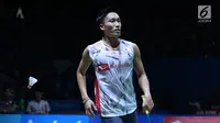 Tunggal putra Jepang, Kento Momota saat melawan pebulu tangkis Indonesia, Tommy Sugiarto pada 8 besar Indonesia Open 2018 di Istora GBK, Jakarta, Jumat (6/7). Tommy kalah 11-21, 15-21. (Liputan6.com/Helmi Fithriansyah)