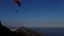 Seorang pengguna paralayang menikmati pemandangan Two Brothers Hill di Gunung Pedra Bonita, Rio de Janeiro, Brasil, 3 Mei 2016. (REUTERS/Ricardo Moraes)