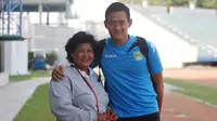 Tedi Heri Setiawan bersama ibunda, Harini, yang jadi motivator utama dalam menjalani karier sebagai pesepak bola. (Bola.com/Robby Firly)