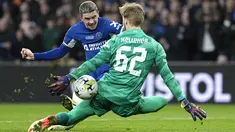 Kiper Liverpool, Caoimhin Kelleher (kanan) menghalau bola tendangan pemian Chelsea, Conor Gallagher pada laga final Carabao Cup 2023/2024 di Stadion Wembley, Inggris, Minggu (25/02/2024). Pertandingan dimenangkan The Reds melalui gol semata wayang Virgil Van Dijk. (AP Photo/Dave Shopland)