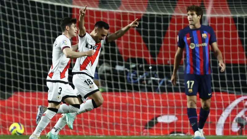 Pemain Rayo Vallecano merayakan gol ke gawang Barcelona