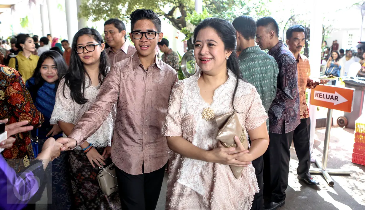 Menteri Koordinator Pembangunan Manusia dan Kebudayaan, Puan Maharani hadir dalam acara Open House yang diselenggarakan Wapres Jusuf Kalla di di Istana Wakil Presiden, Jakarta, Jumat (17/7/2015). (Liputan6.com/Faizal Fanani)