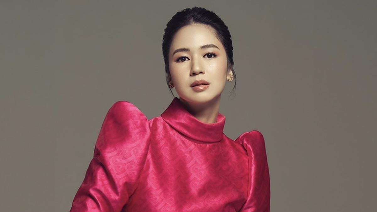 6 Gaya Lady Like ala Laura Basuki, Pancarkan Kesan Feminin yang Ultima