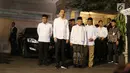 Pasangan capres-cawapres nomor urut 01 Joko Widodo (dua kiri) dan Ma'ruf Amin (tengah) menyapa wartawan saat tiba di kediaman Ma'ruf Amin, Menteng, Jakarta, Kamis (27/6/2019). Jokowi menjemput Ma'ruf untuk nonton bareng sidang putusan MK di Lanud Halim Perdanakusuma. (Liputan6.com/Herman Zakharia)