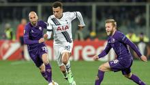 Gelandang Tottenham Hotspur, Dele Alli (tengah), saat berusaha melewati kawalan para pemain Fiorentina, pada laga leg pertama 32 besar Liga Europa, di Stadion Artemio Franchi, Kamis atau Jumat (19/2/2016) dini hari WIB. (AFP/Andreas Solaro).
