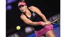 Petenis Swiss, Belinda Bencic tampil gemilang saat berhadapan dengan petenis Ukraina, Kateryna Bondarenko pada hari ke-5 turnamen tenis Australian Open 2016, di Melbourne, Jumat (22/1/2016). (AFP/Greg Wood)