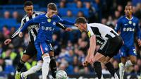 Gelandang Chelsea, Cole Palmer, berusaha melewati pertahanan Newcastle United dalam lanjutan Premier League 2025/2026 di Stamford Bridge, Minggu (15/3/2026) dini hari WIB. (Glyn KIRK / AFP)