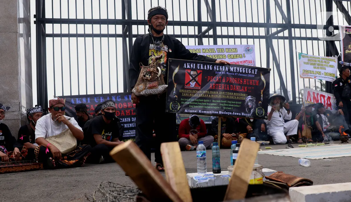 Warga yang tergabung dalam Aliansi Komunitas Budaya Jawa Barat (sunda) melakukan aksi di depan Gedung DPR, Jakarta, Kamis (27/1/2022). Massa menuntut anggota DPR F-PDIP Arteria Dahlan dipecat dari anggota dewan karena dinilai melakukan penghinaan terhadap budaya sunda. (Liputan6.com/Angga Yuniar)