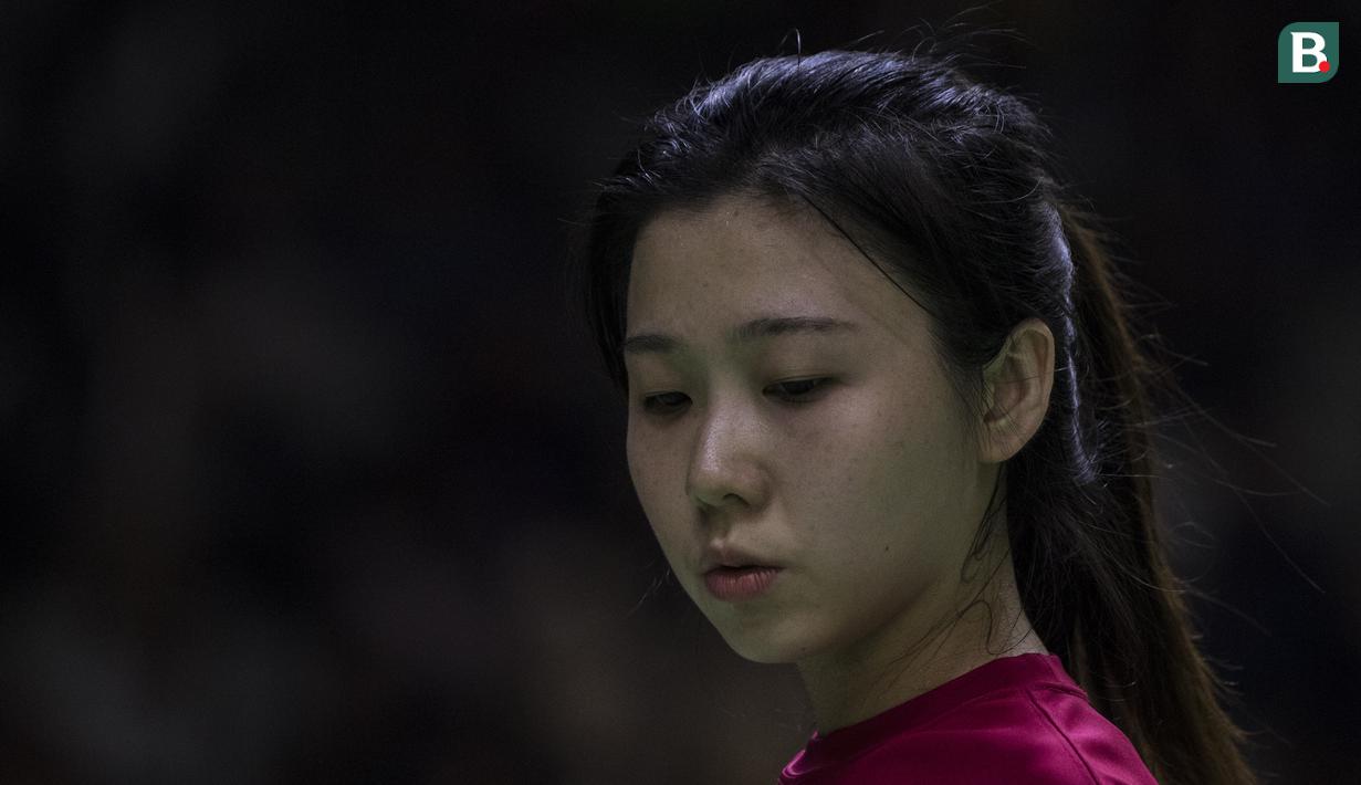 Pebulutangkis Hongkong, Tsz Huen Lam, saat tampil pada Asian Para Games cabang bulutangkis RR 3 di Istora Senayan, Jakarta, Kamis (11/10). (Bola.com/Vitalis Yogi Trisna)