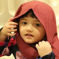 Wajah mungilnya semakin menggemaskan ketika ia menoleh ke arah kamera. Sorot mata dan seyuman di wajahnya yang membuat banyak orang mengidolakannya walaupun masih kecil. (Bambang E.Ros/Bintang.com)