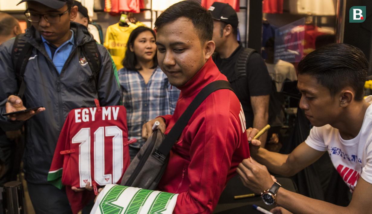 Pesepak bola, Febri Hariyadi memberi tanda tangan saat peluncuran Nike Born Mercurial 360 di Fisik Football, Jakarta, Rabu (7/3/2018). Nike merilis model terbaru Nike Mercurial Superfly dan Vapor 360. (Bola.com/Vitalis Yogi Trisna)