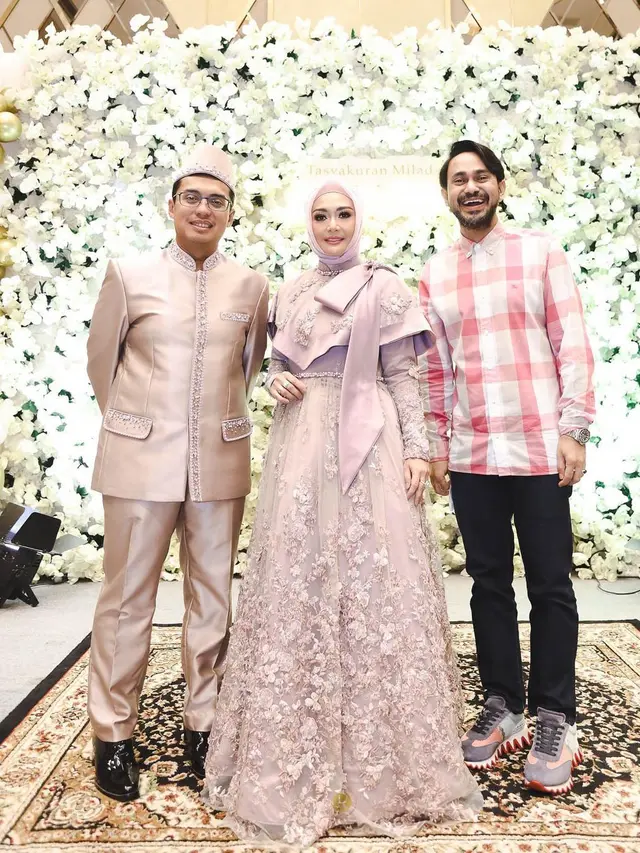 8 Potret Tasyakuran Ulang Tahun Eddies Adelia, Mewah Bertabur Bintang