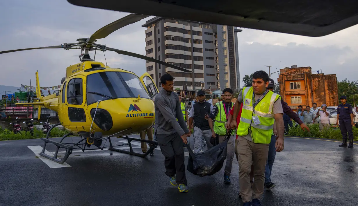 Sempat dikabarkan hilang, tim penyelamat akhirnya menemukan 5 turis dan seorang pilot dinyatakan tewas.(AP Photo/Niranjan Shrestha)