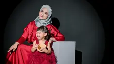 Ria Ricis dan Moana tampil kompak dengan busana yang selaras. Moana yang sudah berusia 2 tahun kini makin pandai berpose depan kamera. Pamer senyum sumringah, tak sedikit netizen yang gemas melihat tingkah keponakan Oki Setiana Dewi ini. Kenakan gaun mini dan rambut yang dikuncir dua, Moana tampak lucu. Tak lupa Moana juga membawa boneka kesayangannya. (Liputan6.com/IG/@riaricis1795)