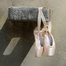 Sepatu balet. (dok. Unsplash/Rhamely)