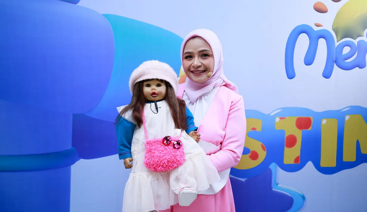 Ria Enes sangat populer tahun 1990-an. Pemilik nama asli Wiwiek Suryaningsih itu dikenal dengan boneka Susan. Wanita berusia 55 tahun itu mengaku boneka tersebut sudah ada sejak ia meluncurkan album pertama kalinya berjudul Si Kodok. [Foto: KapanLagi.com/Bayu Herdianto]