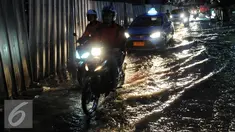 Sejumlah pengendara melintasi genangan air di kawasan Fatmawati, Jakarta, Minggu (24/7). Buruknya drainase di sejumlah kawasan ibu kota sering kali menyebabkan genangan air setinggi 20-50cm usai hujan mengguyur Jakarta. (Liputan6.com/Helmi Afandi)