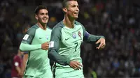 Cristiano Ronaldo merayakan golnya ke gawang Latvia dalam lanjutan kualifikasi Piala Dunia 2018 Grup B di Stadions Skonto, Riga, Sabtu (10/6/2017) dinihari WIB. Ronaldo mencetak dua gol untuk membawa Portugal menang 3-0. (AP Photo/Roman Koksarov)