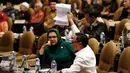 Seorang anggota DPD RI mengangkat tangan disela Sidang Paripurna DPD RI di Gedung Nusantara V, Kompleks Parlemen, Jakarta, Senin (3/4). Sidang pembacaan putusan MA soal pergantian pimpinan DPD diwarnai hujan interupsi. (Liputan6.com/Johan Tallo)