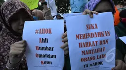 Puluhan mahasiswa dari Kesatuan Aksi Mahasiswa Muslim Indonesia melakukan aksi di belakang gedung DPRD, Jakarta, Jumat (27/3/2015). Dalam aksinya mereka meminta kepada DPRD DKI agar menuntaskan hak angket untuk melawan korupsi. (Liputan6.com/Johan Tallo)