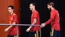 Pemain Timnas Spanyol, Jesus Navas, Saul Niguez dan Sergio Ramos saat launching jersey baru di Las Rozas, Madrid, Spanyol, Rabu (13/11). Jersey baru tersebut untuk menyambut Piala Eropa 2020. (AFP/Oscar Del Pozo)