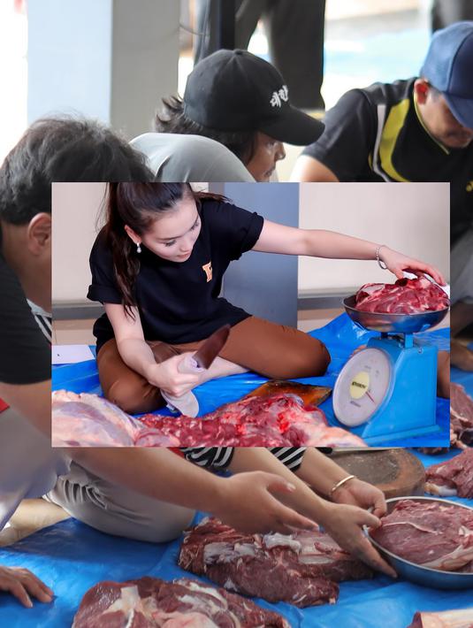 Dia menimbang dagingnya dengan teliti agar pendistribusian daging kurban adil dan merata. (Foto: Instagram/ ayutingting92)