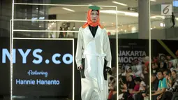 Model dengan busana rancangan desainer Nys.co ft, Hannie Hananto dari Indonesia dalam Jakarta Modest Fashion Week 2018 (JMFW) di Gandaria City, Jakarta, Kamis (26/7). JMFW digelar pada tanggal 26-29 Juli 2018. (Liputan6.com/Faizal Fanani)