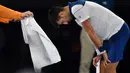 Petenis Serbia, Novak Djokovic tertunduk karena  kehilangan poin saat melawan petenis asal Korea, Hyeon Chung pada ajang Australia Terbuka 2018 di Melbourne,  (22/2/2018). Djokovic kalah 6-7, 5-7, 6-7. (AFP/Paul Crock)