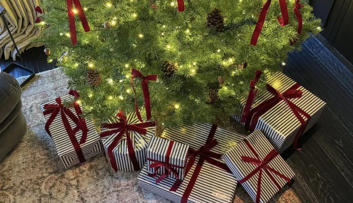 Tentunya suasana Natal ini akan menjadi momentum yang tak terlupakan. [Foto: Instagram/ Kendall Jenner]