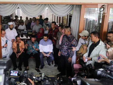 Mantan Ketum PAN, Amien Rais memberikan keterangan pers di kediamannya di Jakarta, Jumat (2/6). Amien Rais mengklarifikasi Dana yang disebut dalam persidangan kasus alat kesehatan mengalir ke dirinya sebesar Rp 600 juta. (Liputan6.com/Johan Tallo)