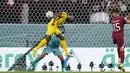 Penyerang Ekuador, Enner Valencia mencetak gol keduanya ke gawang kiper Qatar Saad Al Sheeb dalam pertandingan sepak bola grup A Piala Dunia di Stadion Al Bayt di Al Khor, Minggu (20/11/2022). Striker berusia 33 tahun itu membukukan brace ketika Ekuador unggul 2-0 atas Qatar. (AP Photo/Natacha Pisarenko)