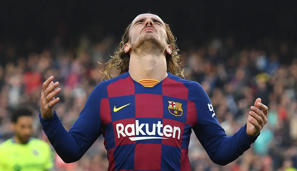 Antoine Griezmann mampu menjadi penyerang produktif di Liga Spanyol bersama Atletico Madrid. Hal tersebut membuat Barcelona tertarik untuk merekrutnya walaupun dengan biaya yang mahal, yaitu 120 juta euro. Sayangnya, Griezzman gagal memberikan penampilan terbaiknya. (AFP/Josep Lago)