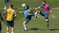 Bek Real Madrid, Marcelo, menendang bola saat latihan jelang laga final Liga Champions di Madrid, Selasa (22/5/2018). Real Madrid akan berhadapan dengan Liverpool. (AP/Francisco Seco)