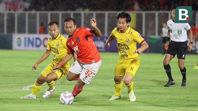 Foto: Perjuangan Keras Pemain Malut United saat Menolak Kalah dari Semen Padang di Liga 2