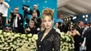 Lisa mengenakan Louis Vuitton dengan siluet Siluet yang dibuat khusus terdiri dari blazer pria yang diubah menjadi jaket basque bertulang yang dilapisi korset di atas tubuh, dengan celana ketat Monogram. Jaket ini dibuat dengan hiasan renda hitam yang menampilkan karya seni oleh seniman Henry Taylor yang dilapisi dengan Louis Vuitton Flower Monogram dan dihias dengan kristal. Memadukan atasan dengan stocking hitam. [dok. Louis Vuitton]