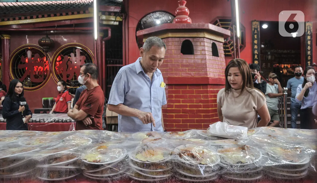 Jusuf Hamka atau yang akrab disapa Babah Alun tersebut turun langsung ke Wihara Dharma Bhakti untuk menyiapkan sekaligus membagikan hidangan buka puasa kepada warga. (merdeka.com/Iqbal S Nugroho)