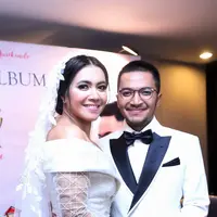 Sebuah kejutan bagi penggemar penyanyi Ihsan Tarore dan Denada. Pasangan kekasih ini baru saja meluncurkan album duet Romantic Journey. Keduanya bak pengantin diatas pangung. (Nurwahyunan/Bintang.com)