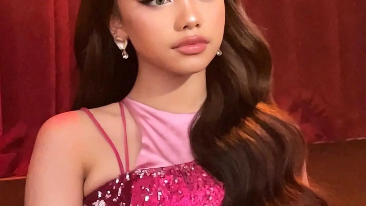 Pesona Naura Ayu dalam balutan dress pink