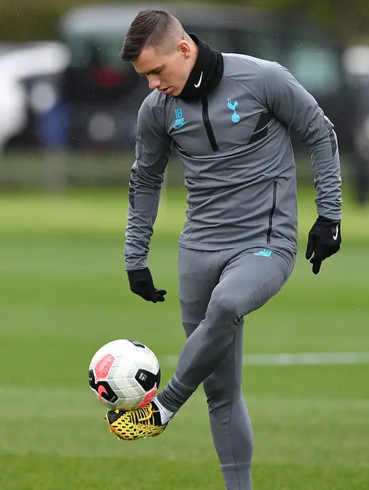 Gelandang Tottenham Hotspur, Giovani Lo Celso menjuggling bola selama sesi latihan tim di Pusat Pelatihan Enfield Tottenham Hotspur, di London utara (18/2/2020). Tottenham akan bertanding melawan RB Leipzig pada leg pertama babak 16 besar Liga Champions Tottenham Stadium. (AFP Photo/Justin Tallis)