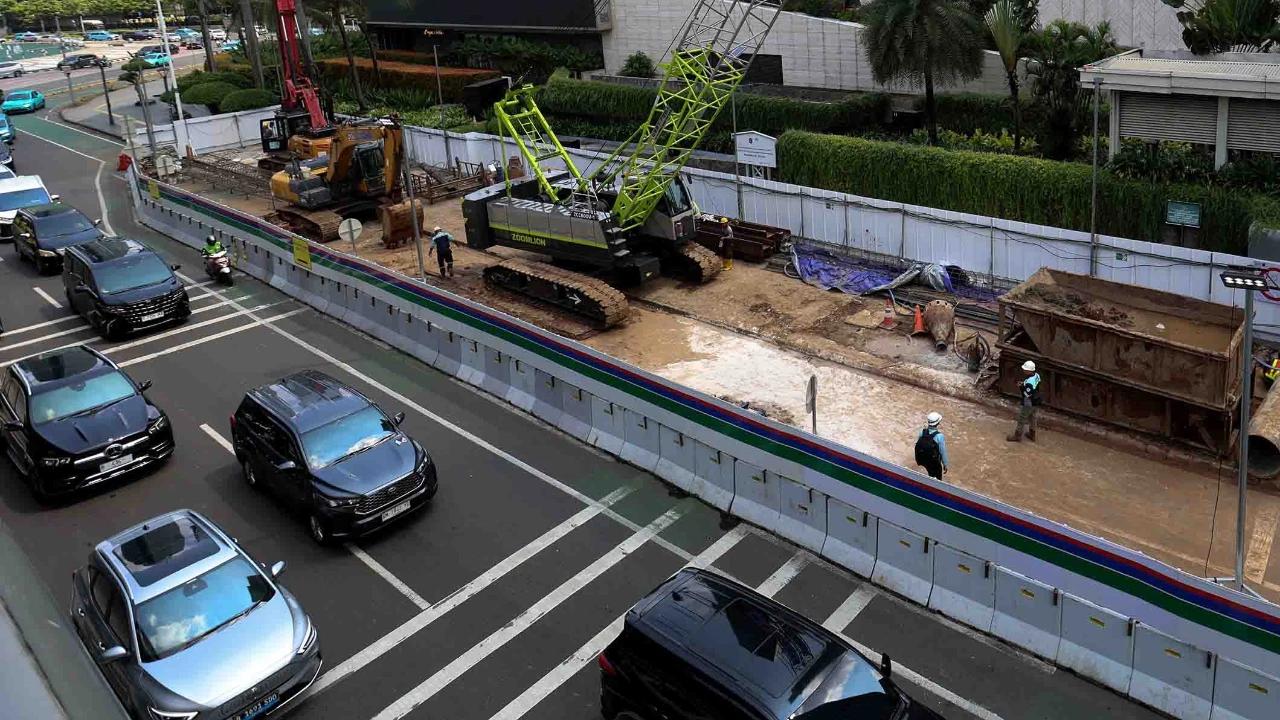 FOTO: Revitalisasi Stasiun MRT Bundaran HI Ubah Sementara Tata Trotoar Jalan Thamrin