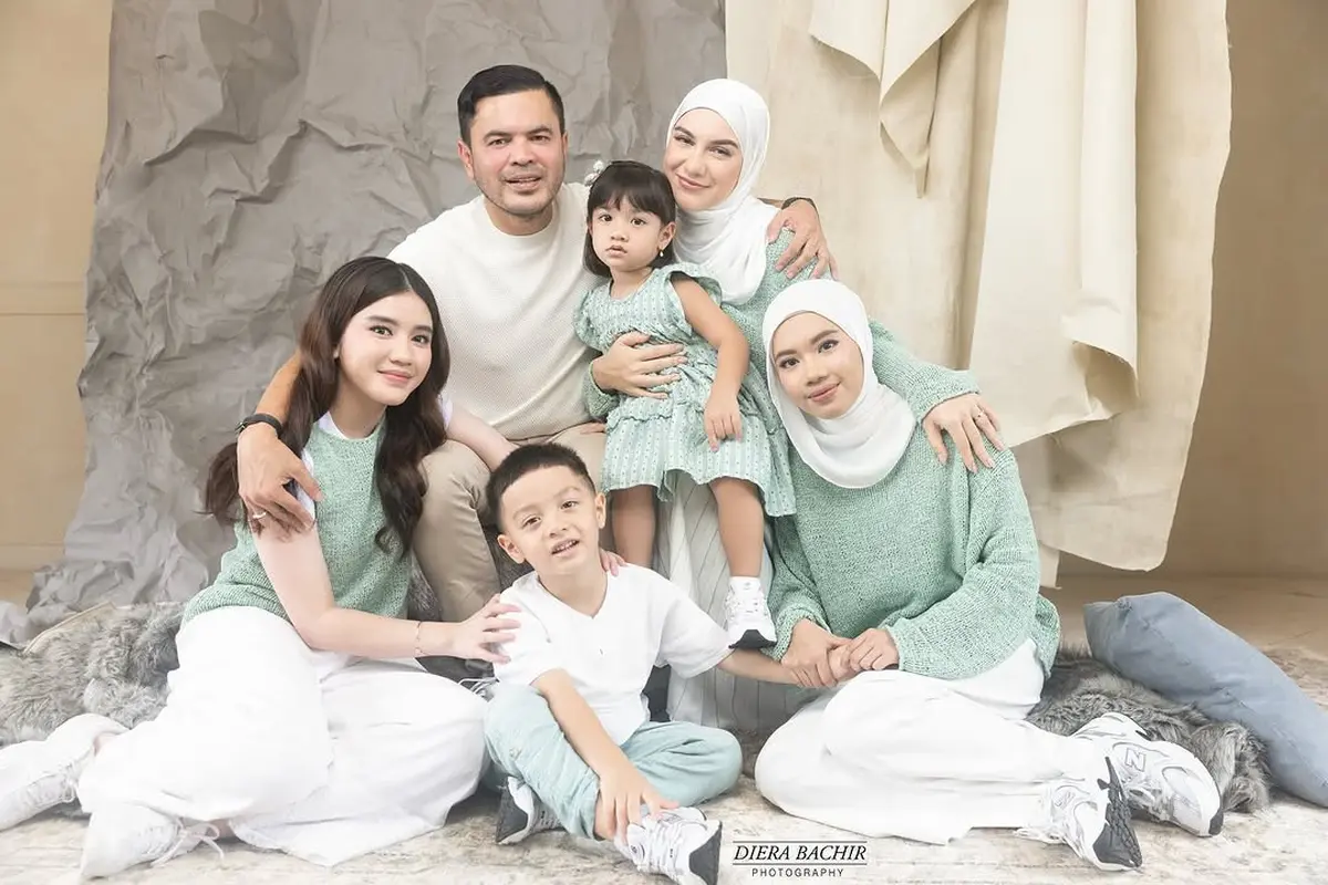Gaya Irish Bella dan Harmoni Keluarga Barunya, Elegansi dan Kehangatan dalam Pemotretan Perdana