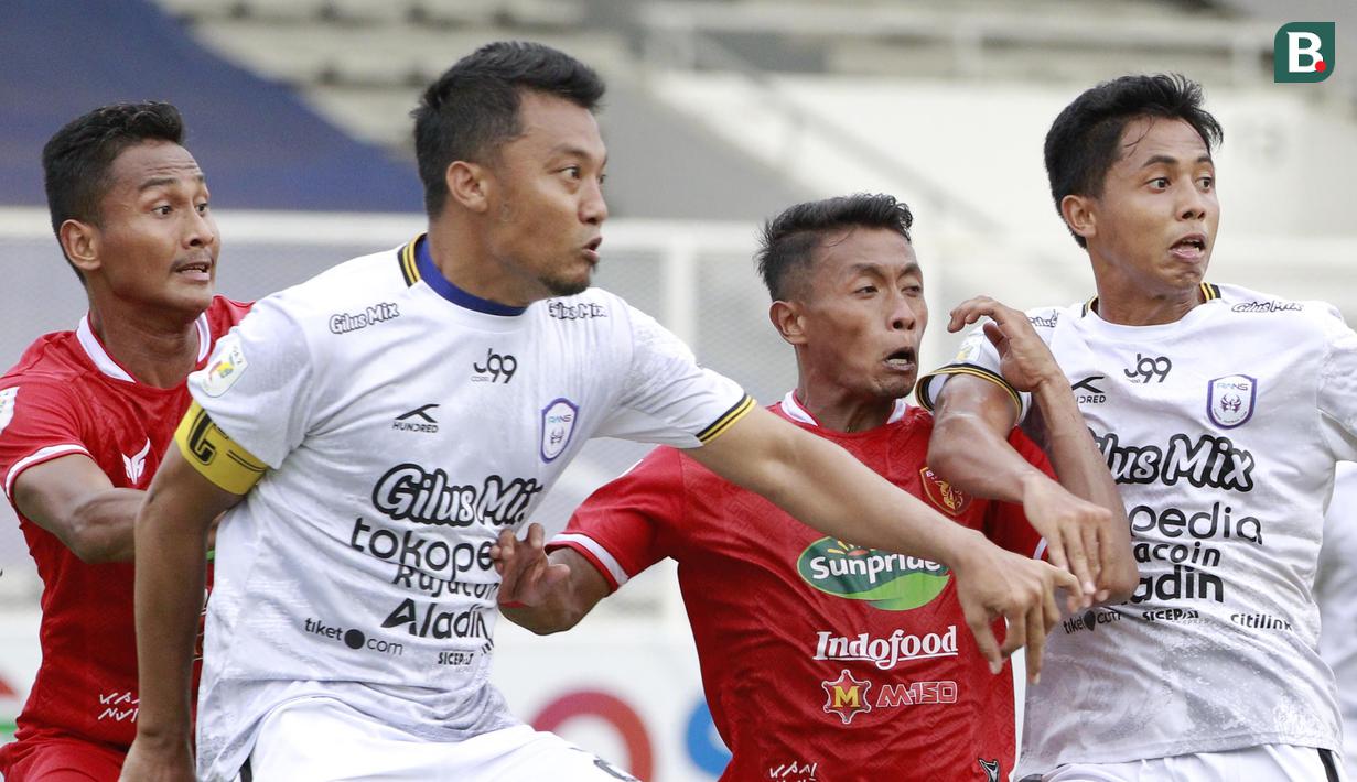 Namun sayang barisan belakang Rans FC yang dikomandoi oleh Hamkah Hamzah itu masih terlalu kokoh untuk ditembus para penyerang Badak Lampung.  (Bola.com/M Iqbal Ichsan)