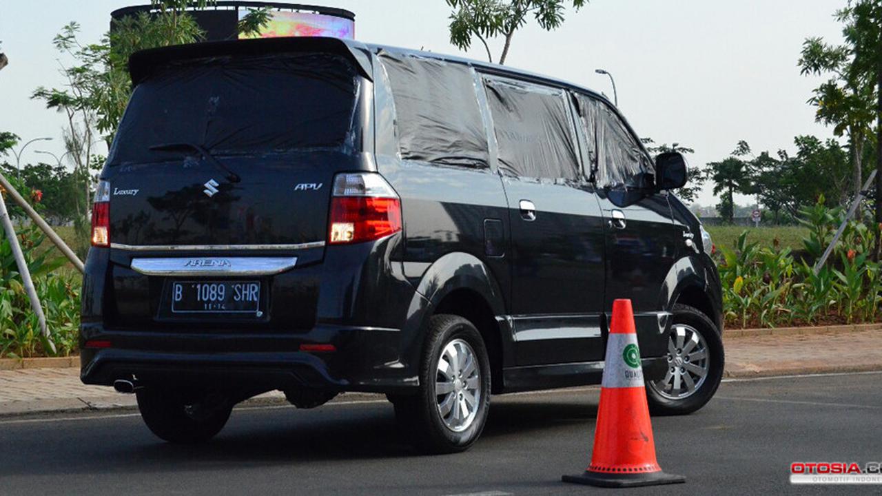 Cara Sederhana dan Aman Parkir Mundur untuk Pemula